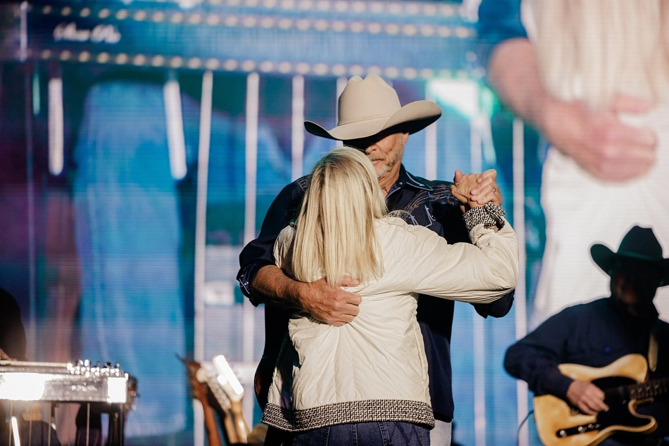 Astro da música Country, Alan Jackson encantou os fãs em show nos Estados Unidos